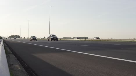 Autos-Y-Camiones-Súper-Rápidos-Que-Conducen-Por-La-Carretera-En-Un-Día-Soleado-En-Holanda