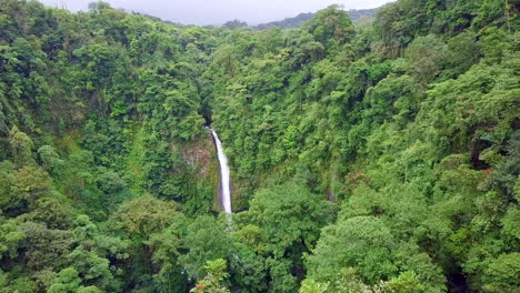 Flug-Durch-Den-Regenwald-Von-Costa-Rica-Mit-Dem-Wasserfall-La-Fortuna-Im-Hintergrund