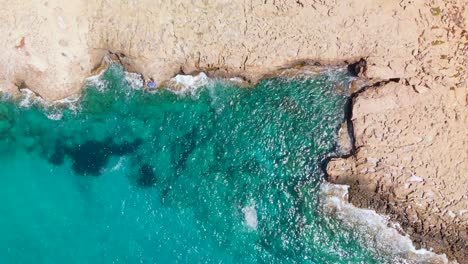 Luftaufnahme-Mit-Blick-Auf-Die-Meereshöhlen-Von-Cavo-Greko-In-Zypern