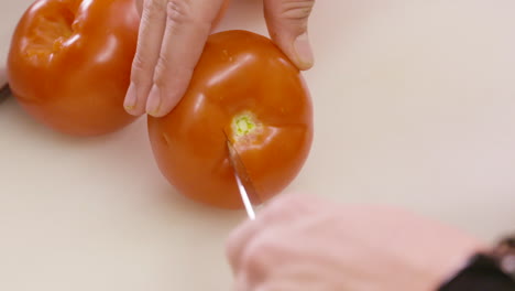The-proper-way-to-remove-the-woody-part-of-a-tomato