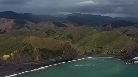 Hügelige-Küste-Neuseelands-Westküste-Luftaufnahme-Von-Einer-Drohne-4k