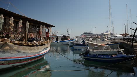 Eine-Auswahl-An-Booten,-Die-Im-Hafen-Von-Rhodos-Stadt-Vertäut-Sind,-Darunter-Ein-Ladenboot,-Das-Natürliche-Meeresprodukte-Verkauft