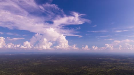 Malerische-Sturmwolkenformationen-über-Dem-Flachen-Land-Asiens