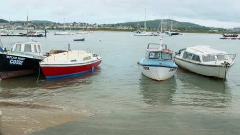 Conwy-Nordwales,-Boote-Von-Rechts-Nach-Links
