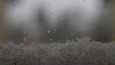 Schnee-Auf-Dem-Fenster-Nahaufnahme-Makro-Zeitraffer