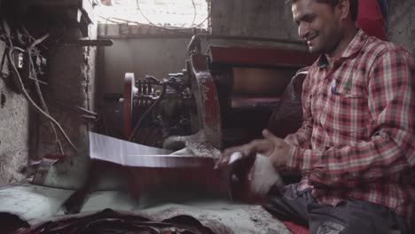 Mann-Arbeitet-Mit-Leder-Im-Slum-Dharavi-In-Mumbai,-Indien