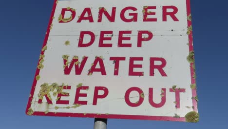 Warnzeichen-Tiefes-Wasser,-Gefahr