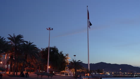 Eine-Flagge-Jordaniens-Weht-Am-Späten-Abend-In-Der-Stadt-Aqaba-Im-Wind