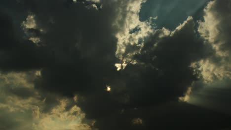 Unscharfe-Zeitrafferaufnahme-Fließender-Dunkler-Wolken-Und-Tiefer-Silhouette