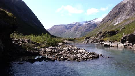 Ruhiger-Fluss-In-Norwegen,-Der-In-Eine-Wunderschöne-Malerische-Aussicht-Auf-Ein-Tal-Führt