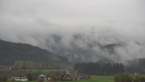 Bewegender-Nebel-über-Dem-Wald-Während-Der-Morgenstunden-In-Den-österreichischen-Alpen,-Tirol