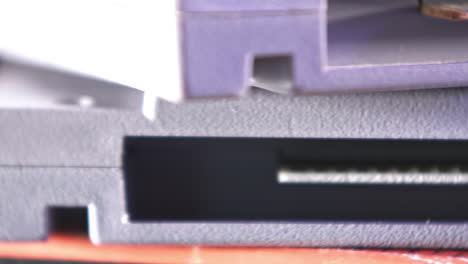 Pins-Auf-Vintage-Super-Nintendo-Patronen-In-Lila-Licht-Nach-Links-Schieben