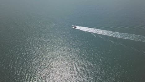 Drohnenaufnahmen-Eines-Wasserfahrzeugs,-Das-über-Den-Weiten-Ozean-Fährt