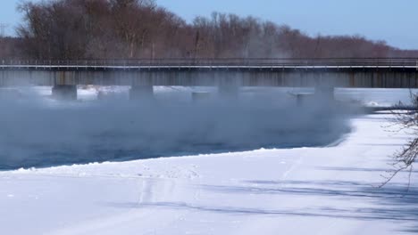 Eine-Niedrige-Brücke-über-Einem-Schneebedeckten-Fluss