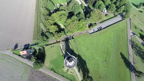Luftaufnahmen-Einer-Windmühle-Und-Einer-Drohne,-Die-Sich-Hochhebt