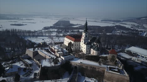Fliegen-Um-Die-Vorderseite-Der-Burg-Nitra-Im-Winter,-Luftaufnahme,-Slowakei