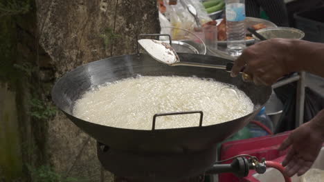 Zeitlupe-Eines-Riesigen-Woks,-Der-Reis-Auf-Einem-Nachtmarkt-Kocht
