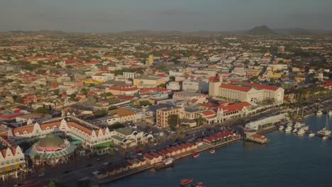 Luftnahaufnahme-Des-Schönen-Yachthafens-Und-Der-Belebten-Straßen-In-Der-Stadt-Oranjestad-Auf-Aruba