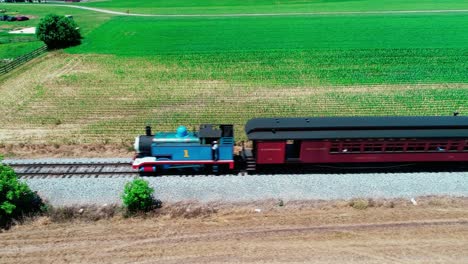 Thomas-The-Train-Dampflokomotive-In-Der-Amischen-Landschaft-An-Einem-Sonnigen-Sommertag,-Gesehen-Von-Einer-Drohne