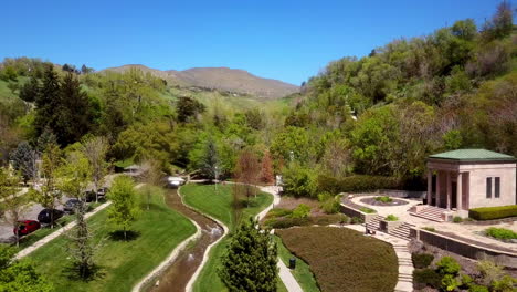 Eine-Drohnen-Flächenaufnahme-Des-Wunderschönen-Memory-Grove-Parks-In-Salt-Lake-City,-Utah