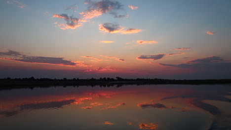 Eine-Bootsfahrt-Entlang-Der-Namibischen-Seite-Des-Sambesi-Im-Sommer-In-Der-Region-Caprivi-Strip-Zambezi-Bei-Sonnenuntergang