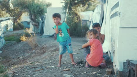 Süße-Kinder-In-Einem-Flüchtlingslager-Lächeln,-Zeigen-Und-Lachen-In-Die-Kamera