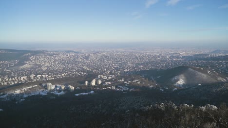 Elizabeth-Aussichtsturm-Auf-Dem-Janos-Hügel-Mit-Blick-Auf-Die-Hohe-Landschaft-Aus-Einer-Anderen-Perspektive