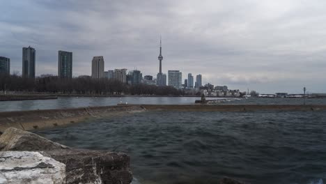 Zeitraffer-Von-Wolken,-Die-Tagsüber-über-Die-Skyline-Von-Toronto-Ziehen---Lake-Ontario