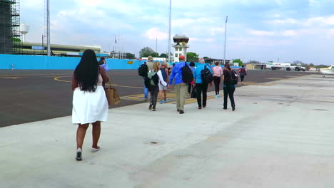 Eine-Gruppe-Von-Menschen-Verlässt-Einen-Charterflug-Aus-Südafrika-Am-Internationalen-Flughafen-Kasane-In-Kasane,-Botswana