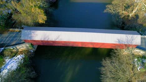 Blick-Aus-Der-Luft-Auf-Eine-überdachte-Brücke-In-Lancaster-County,-Pennsylvania,-Wie-Sie-Von-Einer-Drohne-Aus-Gesehen-Wird