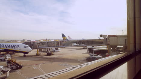 Ausschnitt-Aus-Einem-Gate-Am-Flughafen-Madrid,-Spanien,-Mit-Blick-Auf-Die-Flugbahn-Und-Das-Geparkte-Flugzeug