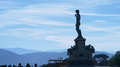 Replica-of-the-Davi's-statue,-in-Michelangelo-square,-Florence,-Italy