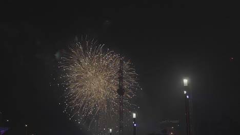 Weitwinkelaufnahme-Vieler-Bunter-Feuerwerke-Während-Der-Silvesterfeier-2019