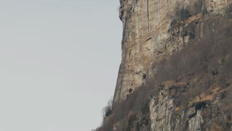 Gran-Roca-De-Granito-Alpino-Inclinada-Hacia-Abajo