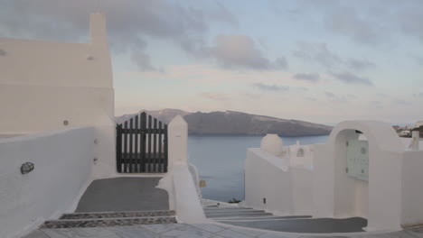 Eine-Griechische-Gasse-Mit-Blick-Auf-Die-Majestätische-Aussicht-Auf-Die-Caldera-Auf-Santorini