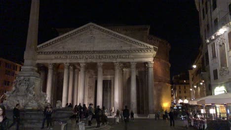 Night-sightseeing-in-Rome,-Italy
