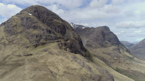 Aerial-footage-of-the-Three-Sisters-mountain-range-in-Glencoe,-Scoottish-Highlands