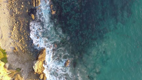 4k-Ariel-Drohne-Aufnahme-Von-Kristallklarem-Blauem-Wasser-Entlang-Der-Küste-Eines-Wunderschönen-Sonnigen-Strandes