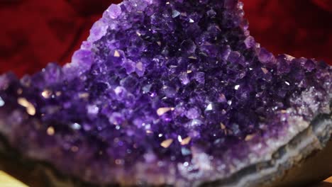 Purple-Amethyst-crystal-macro-close-up-3