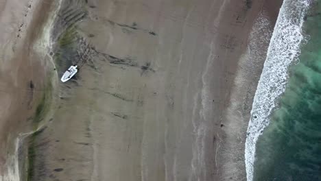 Luftaufnahme,-Verfolgung-Der-Beine-Eines-Meeres-Vom-Meer-Auf-Die-Straße,-[Verfolgung-Des-Bootes-Auf-Der-Straße-Aus-Der-Vogelperspektive]-Great-Barrier-Island,-Neuseeland