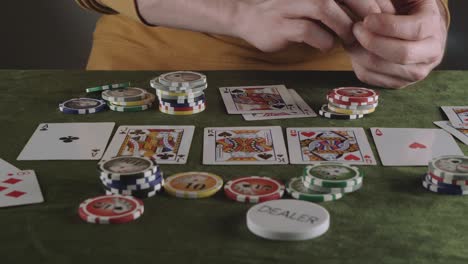 Während-Eines-Pokerspiels-Lässt-Jemand-Zwei-Ass-Karten-Fallen-Und-Der-Spieler,-Der-Gegenüber-Sitzt,-Wird-über-Diesen-Spielschritt-Verärgert-Sein