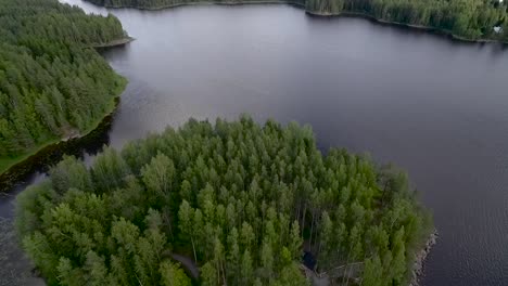 Eine-Schnelle-Drohnenaufnahme,-Die-Erklärt,-Warum-Finnland-Das-Land-Der-Tausend-Seen-Genannt-Wird