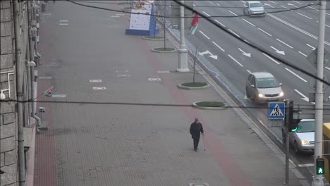 Alter-Mann,-Der-Allein-Auf-Der-Straße-In-Minsk,-Weißrussland,-Läuft
