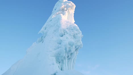 Ein-Hoher-Eisberg,-Der-An-Einem-Kalten-Aprilmorgen-Während-Sunrice-Von-Unten-Geschossen-Wurde