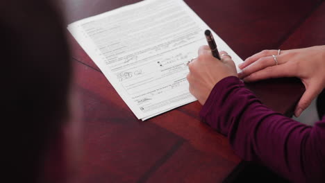 Junges-Paar-Unterzeichnet-Juristische-Dokumente-In-Einem-Büro
