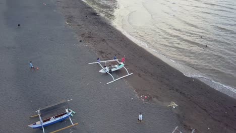 Strandaktivitäten-Auf-Bali,-Aufgenommen-Mit-Einer-Drohne-In-4k