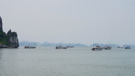 Kreuzfahrtschiffe-Liegen-Vor-Anker-Und-Fahren-Entlang-Der-Halong-Bucht-In-Vietnam