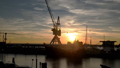 Dolly-Aufnahme-Eines-Sonnenuntergangs-Im-Hafen-Von-Harlingen