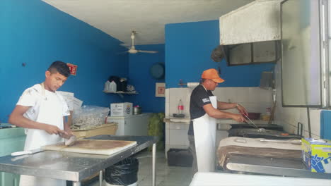 Koch-In-Einem-Restaurant-In-Mexiko-Schuppt-In-Der-Küche-Einen-Frischen-Fisch-Mit-Einem-Messer-Auf-Einem-Schneidebrett