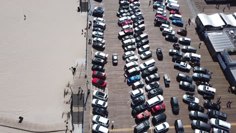 Autos-Parken-Auf-Einem-Pier-Dock-Am-Strand